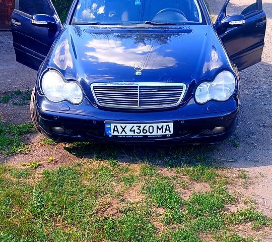 Синій Мерседес Ц-Клас, об'ємом двигуна 2 л та пробігом 200 тис. км за 3800 $, фото 1 на Automoto.ua