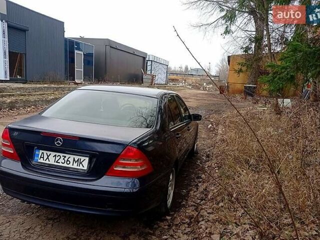 Синий Мерседес Ц-Класс, объемом двигателя 2 л и пробегом 280 тыс. км за 3700 $, фото 1 на Automoto.ua