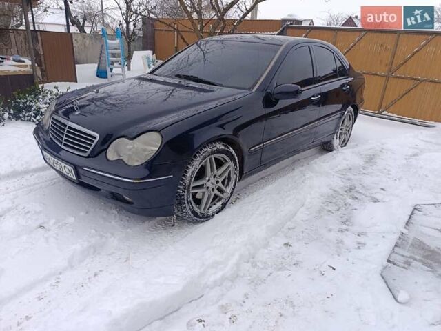 Синий Мерседес Ц-Класс, объемом двигателя 2.69 л и пробегом 350 тыс. км за 4500 $, фото 1 на Automoto.ua