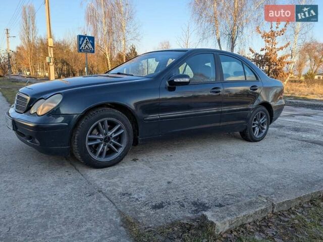 Синий Мерседес Ц-Класс, объемом двигателя 2.2 л и пробегом 350 тыс. км за 3600 $, фото 1 на Automoto.ua