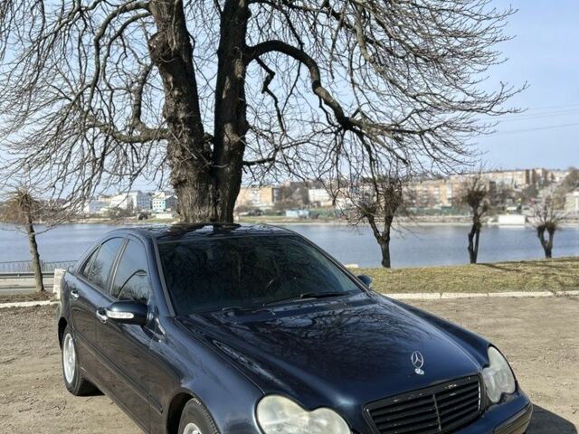 Синий Мерседес Ц-Класс, объемом двигателя 2.2 л и пробегом 370 тыс. км за 4500 $, фото 1 на Automoto.ua