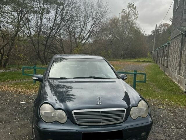 Синий Мерседес Ц-Класс, объемом двигателя 2.2 л и пробегом 378 тыс. км за 2450 $, фото 1 на Automoto.ua