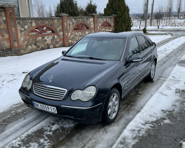 Синий Мерседес Ц-Класс, объемом двигателя 2.2 л и пробегом 300 тыс. км за 3850 $, фото 1 на Automoto.ua