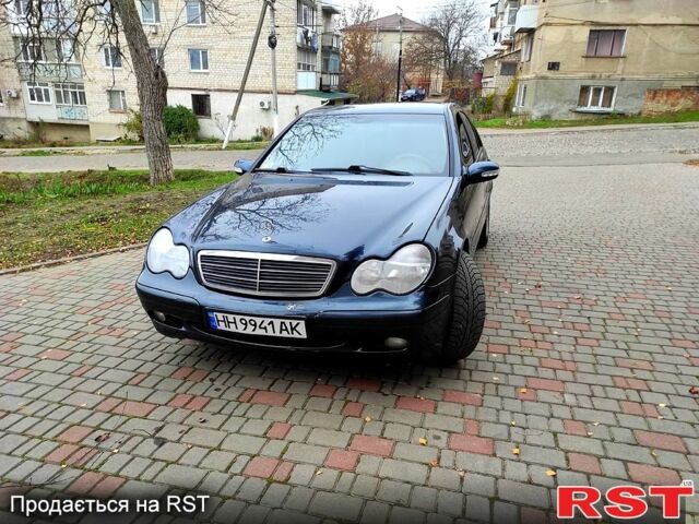 Синий Мерседес Ц-Класс, объемом двигателя 2 л и пробегом 268 тыс. км за 4100 $, фото 1 на Automoto.ua