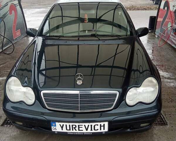 Синий Мерседес Ц-Класс, объемом двигателя 2 л и пробегом 266 тыс. км за 3000 $, фото 1 на Automoto.ua