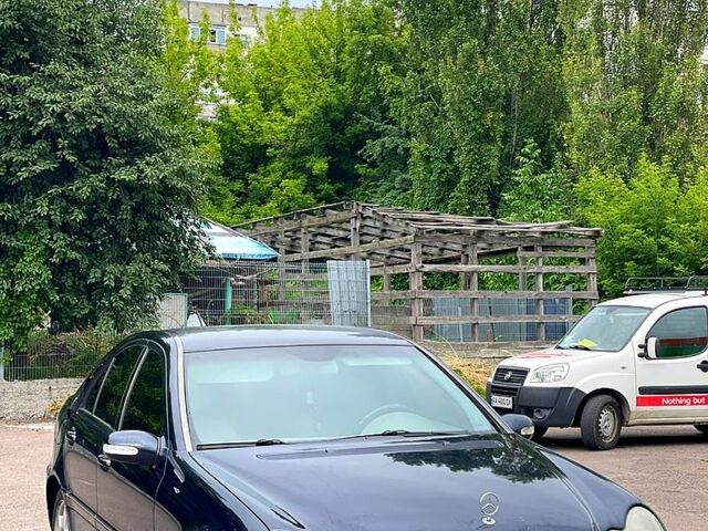 Синий Мерседес Ц-Класс, объемом двигателя 2 л и пробегом 270 тыс. км за 3300 $, фото 1 на Automoto.ua