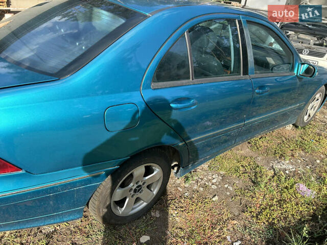 Синий Мерседес Ц-Класс, объемом двигателя 2.2 л и пробегом 580 тыс. км за 3500 $, фото 1 на Automoto.ua