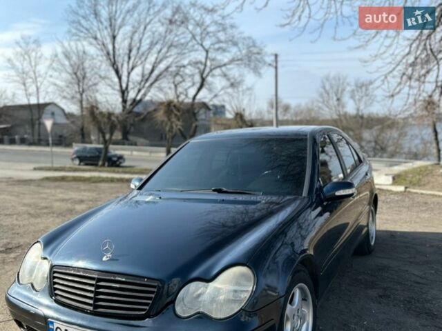 Синий Мерседес Ц-Класс, объемом двигателя 2.2 л и пробегом 370 тыс. км за 4400 $, фото 1 на Automoto.ua