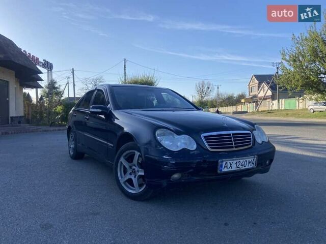 Синий Мерседес Ц-Класс, объемом двигателя 2 л и пробегом 450 тыс. км за 2600 $, фото 1 на Automoto.ua