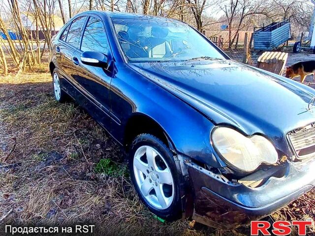 Синий Мерседес Ц-Класс, объемом двигателя 2.2 л и пробегом 300 тыс. км за 1700 $, фото 1 на Automoto.ua