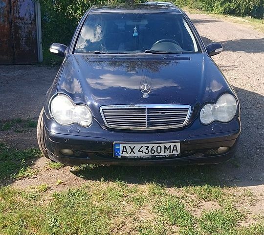 Синій Мерседес Ц-Клас, об'ємом двигуна 2 л та пробігом 200 тис. км за 3700 $, фото 1 на Automoto.ua