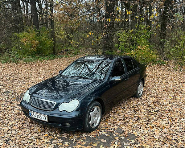 Синий Мерседес Ц-Класс, объемом двигателя 2.2 л и пробегом 440 тыс. км за 2900 $, фото 1 на Automoto.ua