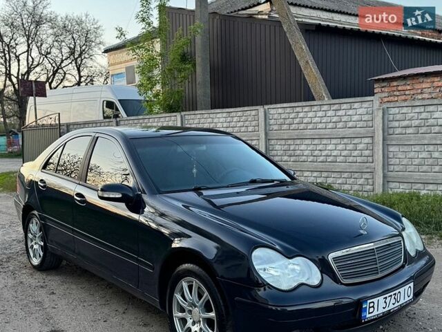 Синий Мерседес Ц-Класс, объемом двигателя 2 л и пробегом 420 тыс. км за 3650 $, фото 1 на Automoto.ua