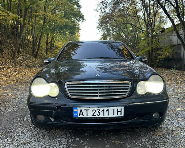 Синий Мерседес Ц-Класс, объемом двигателя 2 л и пробегом 300 тыс. км за 2999 $, фото 1 на Automoto.ua