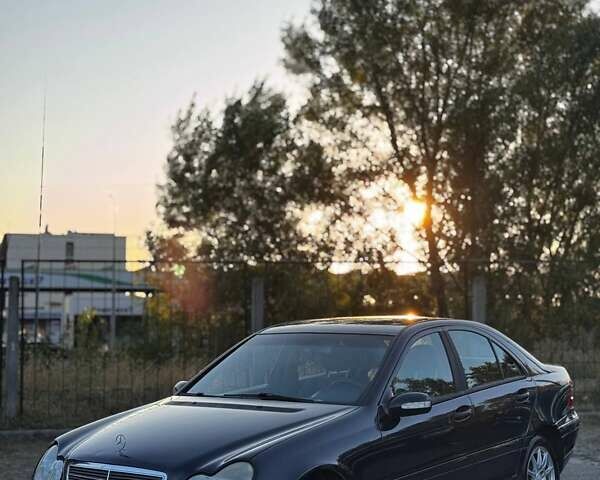 Синій Мерседес Ц-Клас, об'ємом двигуна 2 л та пробігом 250 тис. км за 3250 $, фото 1 на Automoto.ua