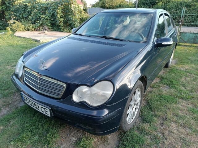 Синий Мерседес Ц-Класс, объемом двигателя 2 л и пробегом 429 тыс. км за 2600 $, фото 1 на Automoto.ua