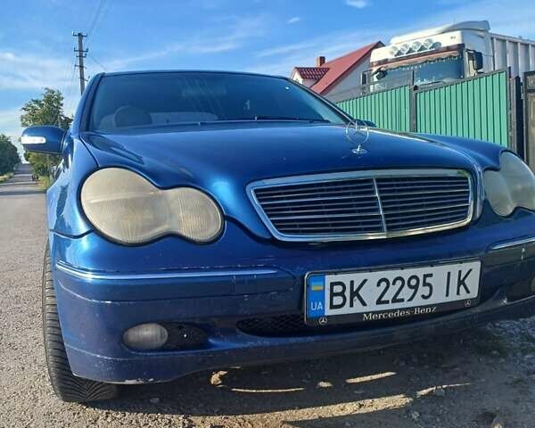Синий Мерседес Ц-Класс, объемом двигателя 1.8 л и пробегом 262 тыс. км за 3200 $, фото 1 на Automoto.ua