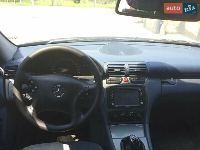 Синий Мерседес Ц-Класс, объемом двигателя 2 л и пробегом 290 тыс. км за 3000 $, фото 1 на Automoto.ua