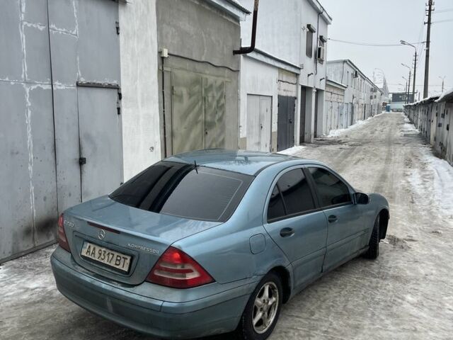 Синий Мерседес Ц-Класс, объемом двигателя 2 л и пробегом 500 тыс. км за 2700 $, фото 1 на Automoto.ua