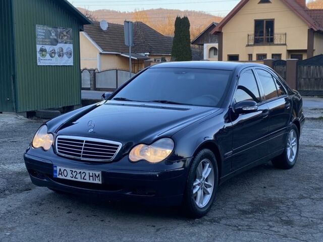 Синий Мерседес Ц-Класс, объемом двигателя 2 л и пробегом 280 тыс. км за 3500 $, фото 1 на Automoto.ua