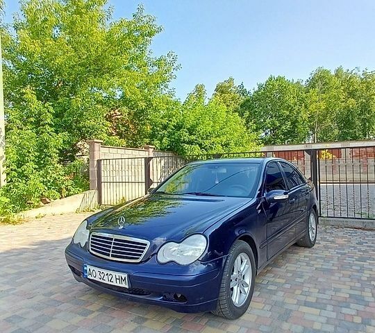 Синий Мерседес Ц-Класс, объемом двигателя 2 л и пробегом 330 тыс. км за 3300 $, фото 1 на Automoto.ua