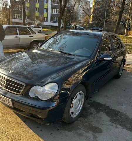 Синій Мерседес Ц-Клас, об'ємом двигуна 2 л та пробігом 171 тис. км за 3800 $, фото 1 на Automoto.ua