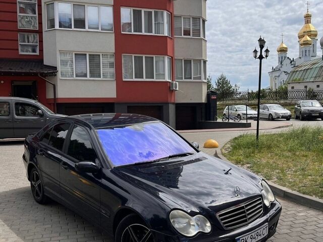 Синий Мерседес Ц-Класс, объемом двигателя 1.8 л и пробегом 352 тыс. км за 5600 $, фото 1 на Automoto.ua