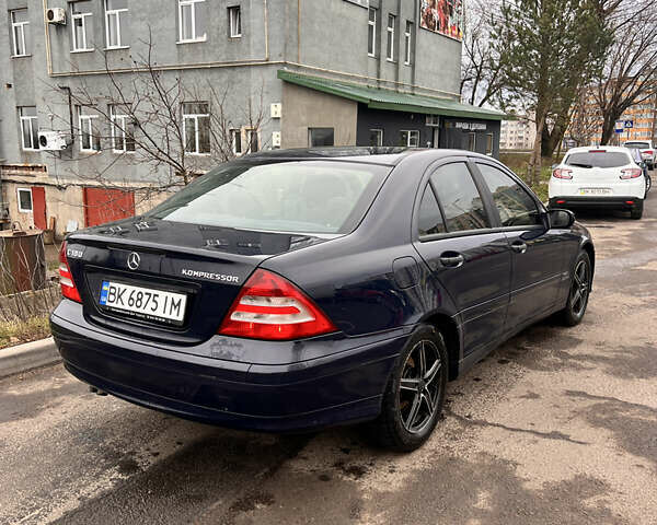 Синий Мерседес Ц-Класс, объемом двигателя 1.8 л и пробегом 340 тыс. км за 5499 $, фото 1 на Automoto.ua