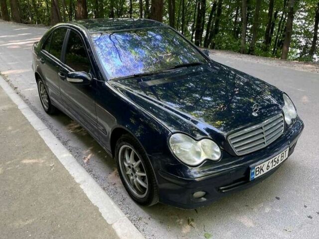 Синий Мерседес Ц-Класс, объемом двигателя 1.8 л и пробегом 330 тыс. км за 6100 $, фото 1 на Automoto.ua