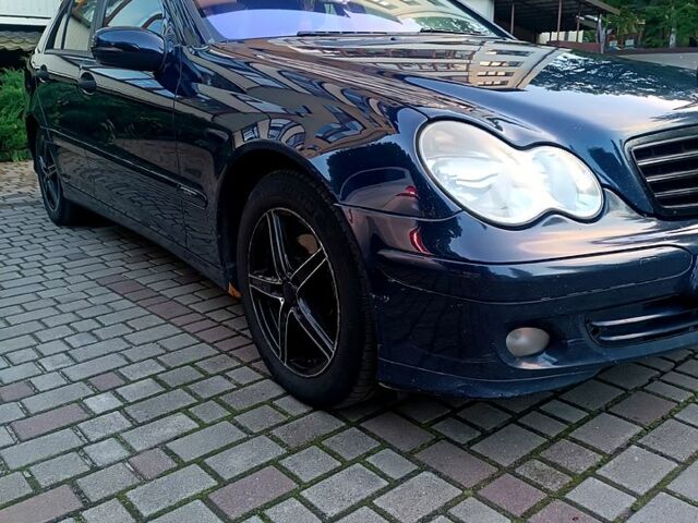 Синій Мерседес Ц-Клас, об'ємом двигуна 1.8 л та пробігом 337 тис. км за 5800 $, фото 1 на Automoto.ua