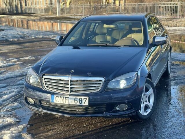 Синий Мерседес Ц-Класс, объемом двигателя 2.2 л и пробегом 320 тыс. км за 3200 $, фото 1 на Automoto.ua