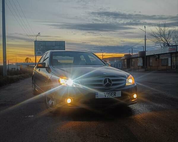 Синий Мерседес Ц-Класс, объемом двигателя 1.8 л и пробегом 202 тыс. км за 11000 $, фото 1 на Automoto.ua