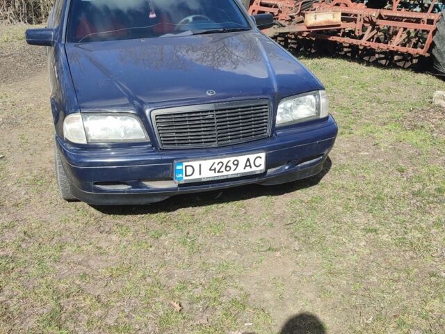 Синий Мерседес Ц-Класс, объемом двигателя 2.2 л и пробегом 500 тыс. км за 3400 $, фото 1 на Automoto.ua