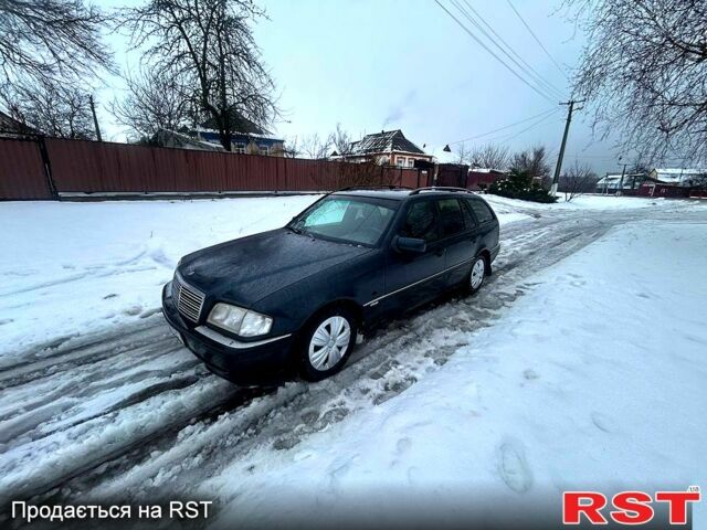 Синий Мерседес Ц-Класс, объемом двигателя 1.8 л и пробегом 300 тыс. км за 1300 $, фото 1 на Automoto.ua