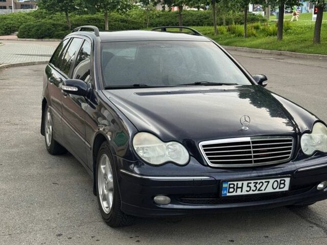 Синий Мерседес Ц-Класс, объемом двигателя 1.8 л и пробегом 200 тыс. км за 4600 $, фото 1 на Automoto.ua