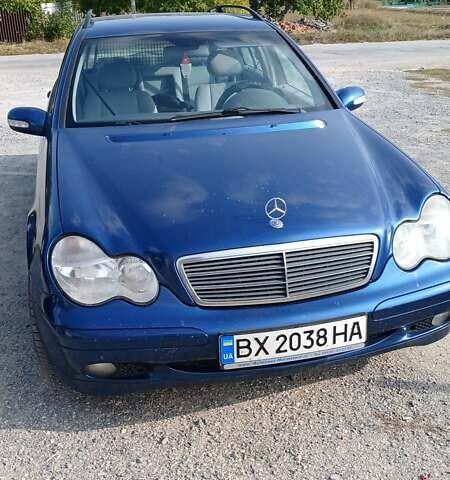Синий Мерседес Ц-Класс, объемом двигателя 1.8 л и пробегом 330 тыс. км за 4000 $, фото 1 на Automoto.ua