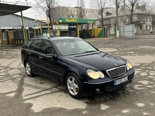 Синий Мерседес Ц-Класс, объемом двигателя 2.2 л и пробегом 289 тыс. км за 2350 $, фото 1 на Automoto.ua