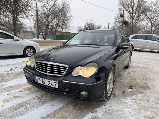 Синий Мерседес Ц-Класс, объемом двигателя 2.2 л и пробегом 400 тыс. км за 2550 $, фото 1 на Automoto.ua