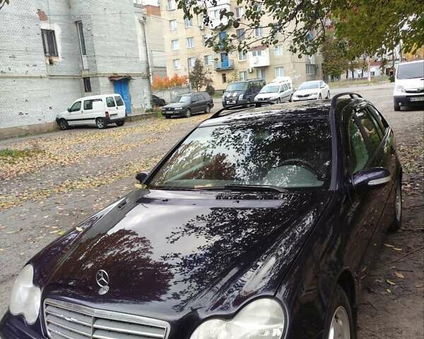 Синий Мерседес Ц-Класс, объемом двигателя 2.2 л и пробегом 383 тыс. км за 4500 $, фото 1 на Automoto.ua