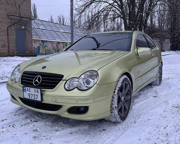 Зеленый Мерседес Ц-Класс, объемом двигателя 2.3 л и пробегом 350 тыс. км за 8000 $, фото 1 на Automoto.ua