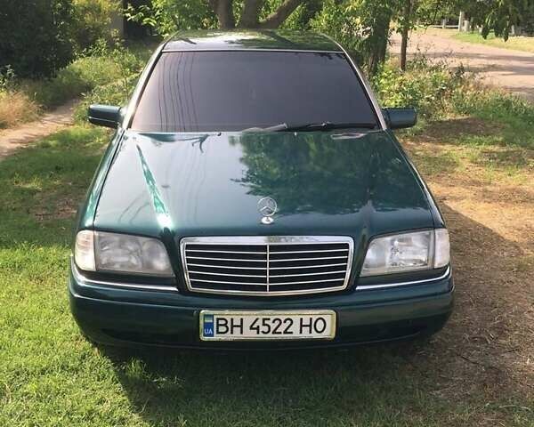 Зеленый Мерседес Ц-Класс, объемом двигателя 1.8 л и пробегом 250 тыс. км за 4000 $, фото 1 на Automoto.ua