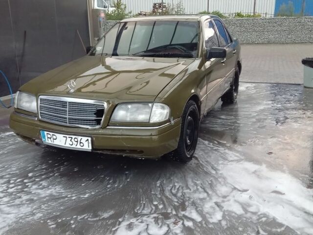 Зеленый Мерседес Ц-Класс, объемом двигателя 1.8 л и пробегом 300 тыс. км за 1000 $, фото 1 на Automoto.ua