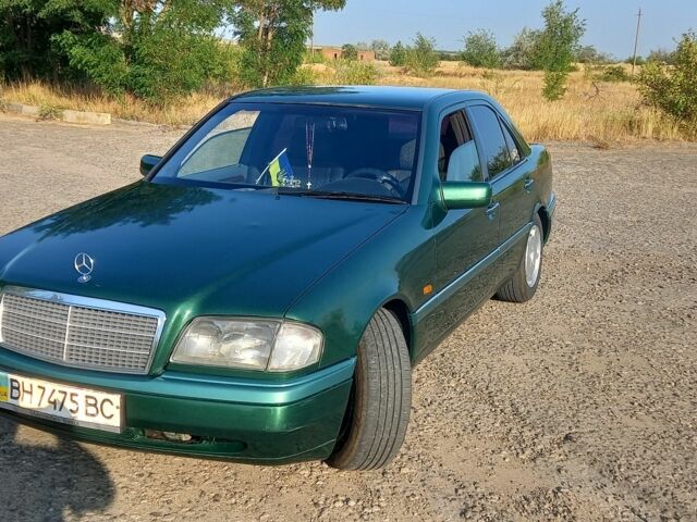 Зелений Мерседес Ц-Клас, об'ємом двигуна 2 л та пробігом 455 тис. км за 1999 $, фото 1 на Automoto.ua