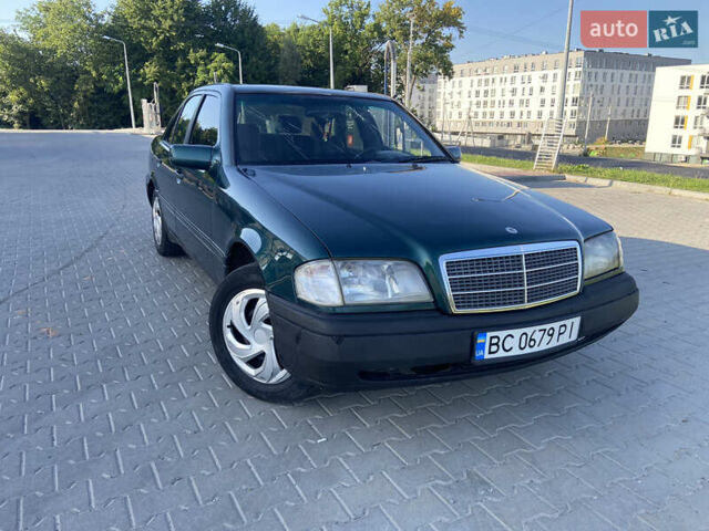 Зелений Мерседес Ц-Клас, об'ємом двигуна 2.15 л та пробігом 300 тис. км за 1199 $, фото 1 на Automoto.ua