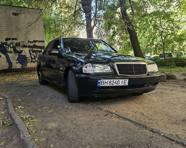 Зеленый Мерседес Ц-Класс, объемом двигателя 1.8 л и пробегом 310 тыс. км за 2499 $, фото 1 на Automoto.ua