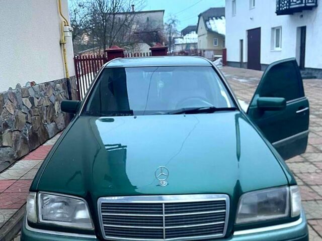 Зелений Мерседес Ц-Клас, об'ємом двигуна 2 л та пробігом 350 тис. км за 3400 $, фото 1 на Automoto.ua