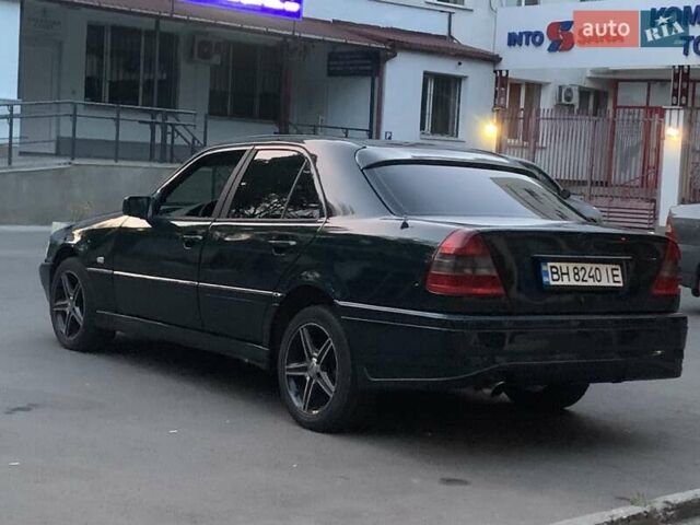 Зеленый Мерседес Ц-Класс, объемом двигателя 1.8 л и пробегом 299 тыс. км за 3000 $, фото 1 на Automoto.ua