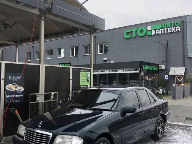 Зеленый Мерседес Ц-Класс, объемом двигателя 1.8 л и пробегом 300 тыс. км за 2700 $, фото 1 на Automoto.ua