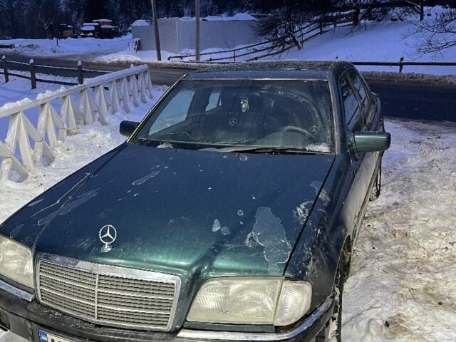 Зеленый Мерседес Ц-Класс, объемом двигателя 1.8 л и пробегом 232 тыс. км за 1500 $, фото 1 на Automoto.ua