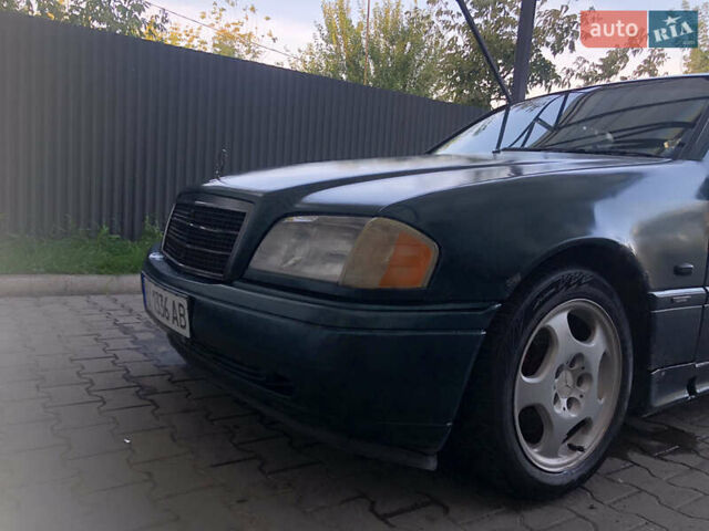 Зелений Мерседес Ц-Клас, об'ємом двигуна 1.8 л та пробігом 454 тис. км за 1700 $, фото 1 на Automoto.ua